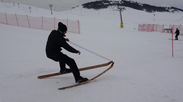 Görenler dönüp tekrar bakıyor! Bu kayağın farkı ne?