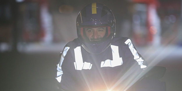 Görenler gözlerine inanamadı... Motokurye olup sipariş götürdü