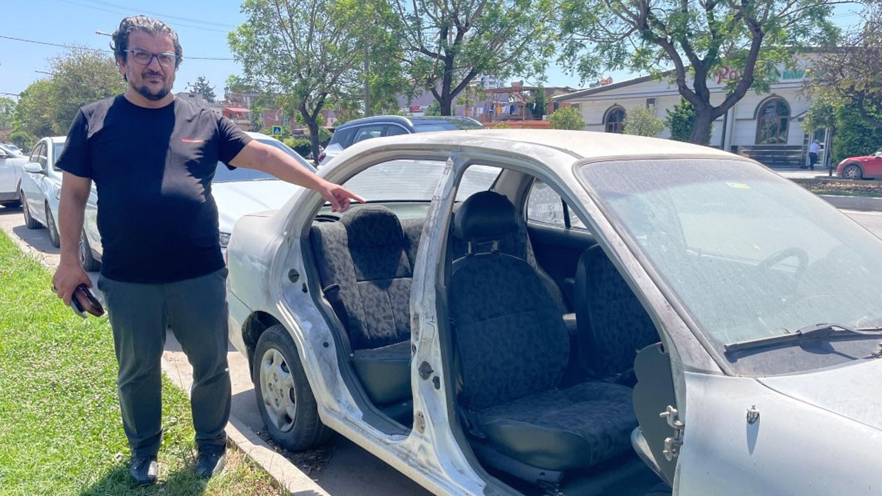 Görenler gözlerine inanamadı! Otomobilin kapılarını bakın nasıl çaldılar