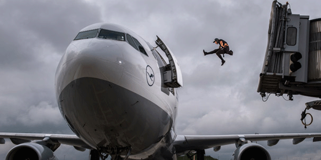 Görenler gözlerine inanamadı… Uçağa böyle bindi