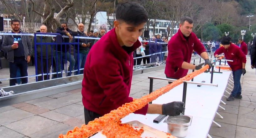 Görenler gözüne inanamadı! Bu kebap tam 34 metre!