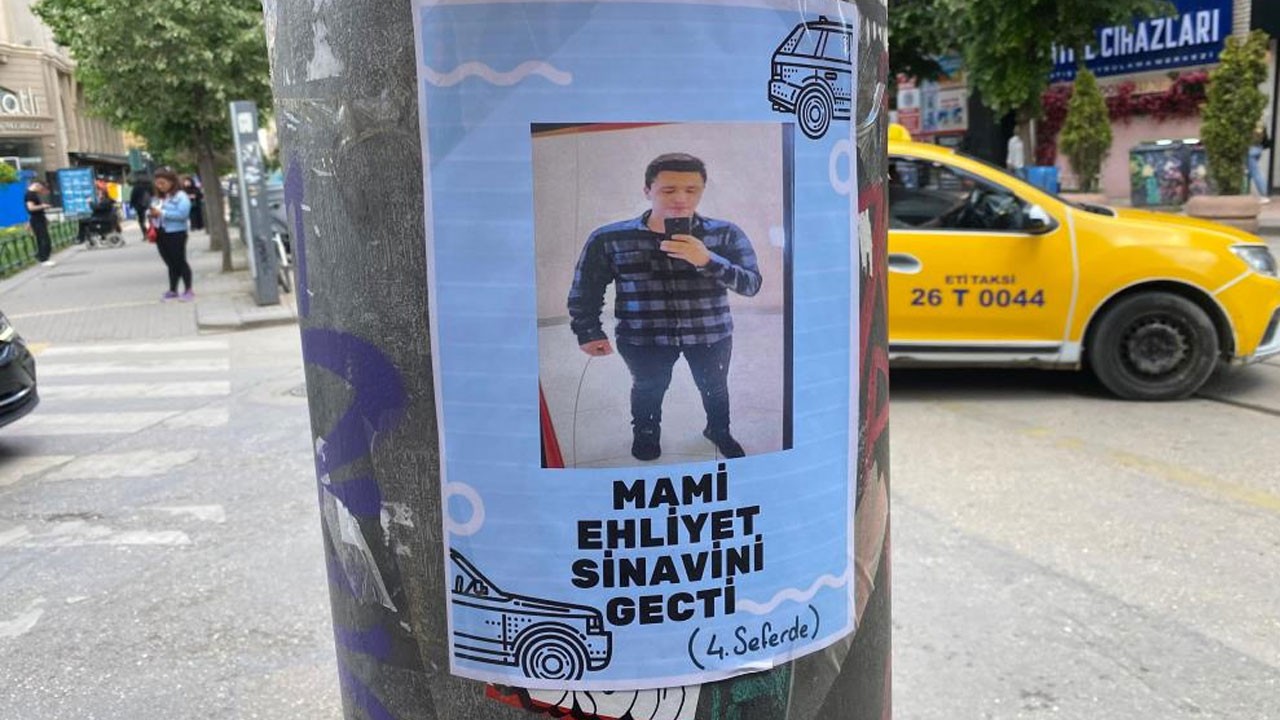 Görenler gülmeden edemedi! Elektrik direğinde bir garip afiş