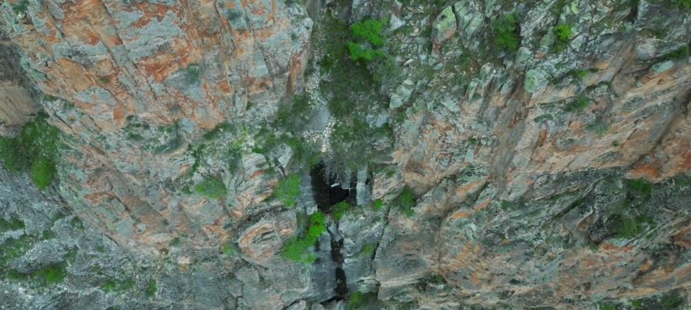 Görenler hayrete düşüyor! Uçurumda sırrı çözülmeyen kapı