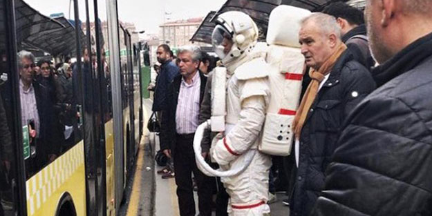 Görenler inanamadı! Astronot uzaya değil metrobüse indi