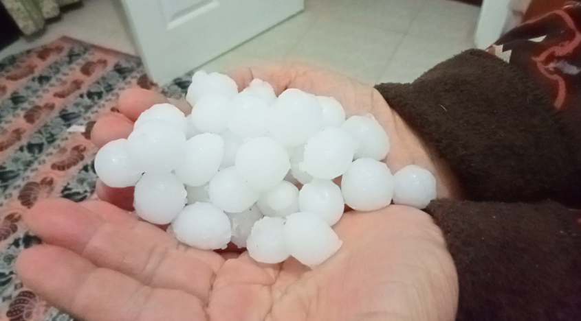 Görenler inanamadı! Bilye büyüklüğünde dolu yağdı