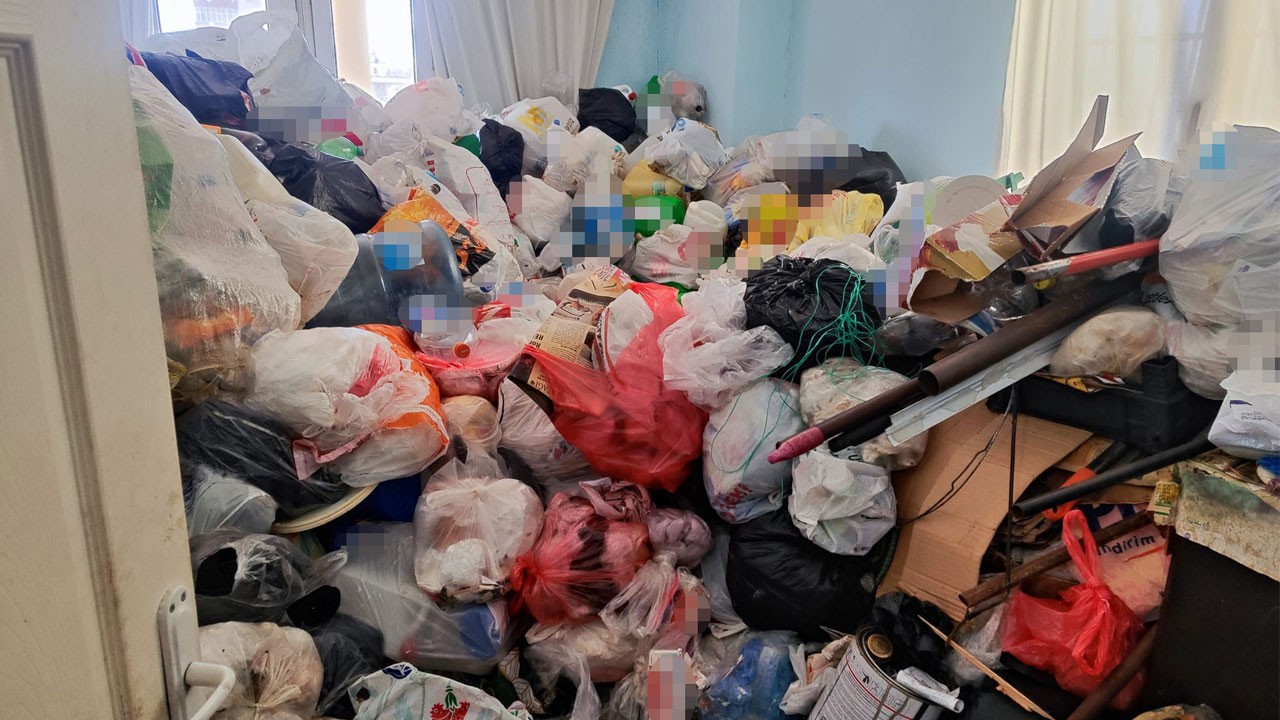Görenler inanamadı! Bu evden tam 11 ton çöp çıktı