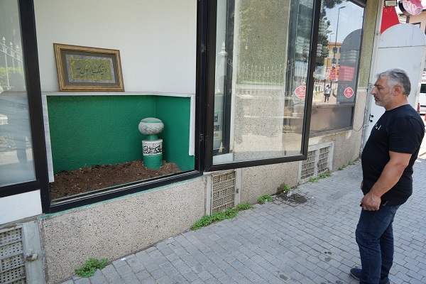 Görenler ne yapacağını bilemiyor! Siz daha önce vitrinde mezar gördünüz mü?