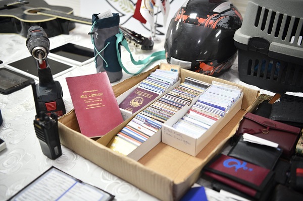 Görenler şaşıp kaldı! Tramvaylarda unutulanlar arasında yok yok