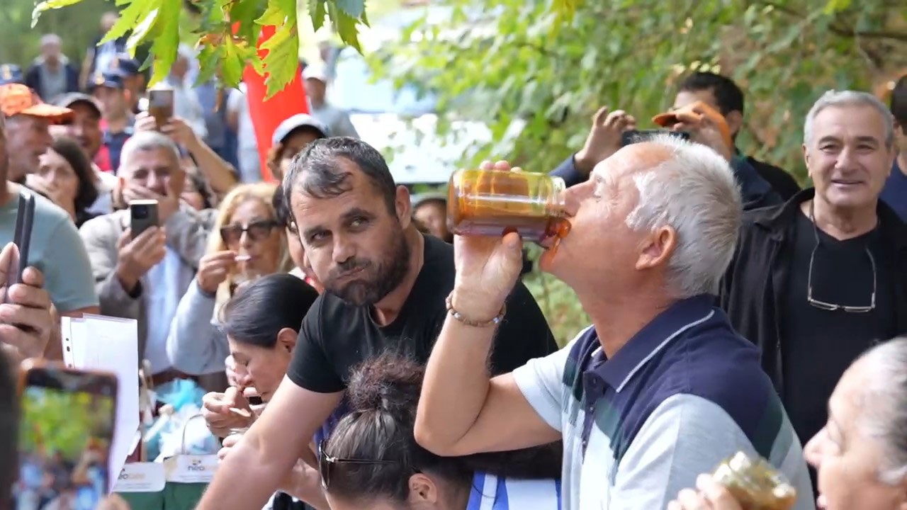 Görenler şaşırıp kaldı! 2 dakikada 1 kilo bal yedi