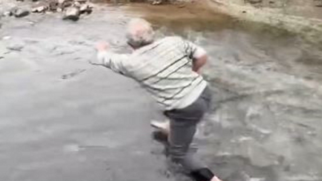 Görenler şaşırıp kaldı! Kafesten kaçan balığı eliyle böyle yakaladı