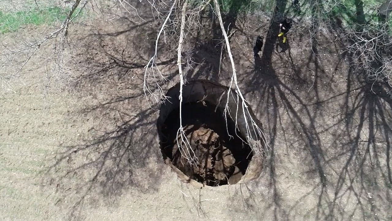 Görenler şaşırıp kaldı! 7 metre genişliğinde, 8 metre derinliğinde