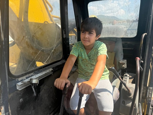 Görenler şaşırıp kalıyor! Bakın 7 yaşındaki çocuk neler yapıyor