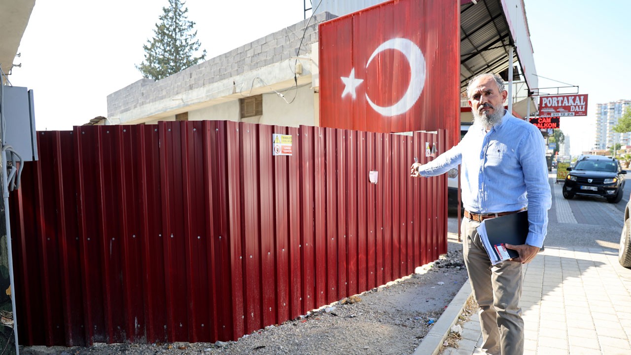 Görenler şaşırıp kalıyor! Bakın sokağı neden kapatmış