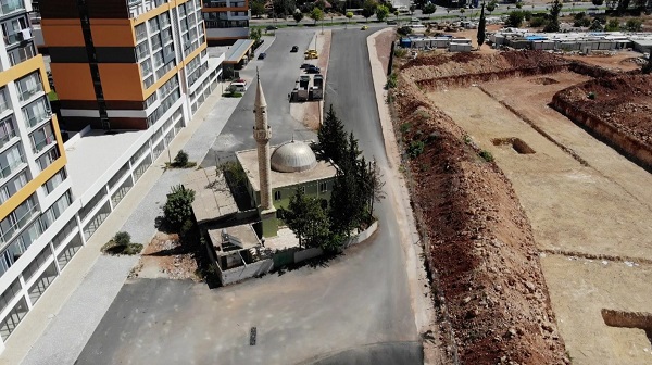 Görenler şaşırıp kalıyor! Bu camiler neden yolun ortasında