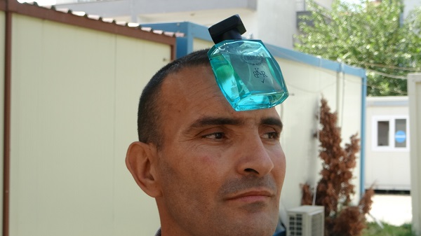 Görenler şaşırıp kalıyor! Mıknatıs adam her şeyi çekiyor