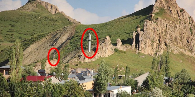 Görenler şaşırıyor! Cami köyde minareler tepede...