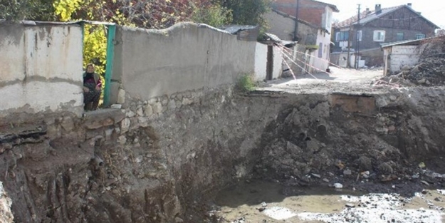 Görenler şaşkın! Evin kapısı bakın nereye çıkıyor