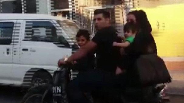 Görenler şaşkına döndü! 4 kişilik ailenin tehlikeli yolculuğu