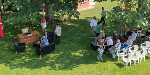 Görenler şaşkın! Belediye Başkanı makam odasını meydana kurdu