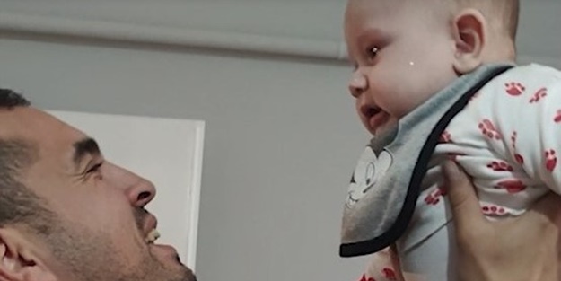 Görenler şaşkına döndü! Minik bebeğin parmağı öyle bir yere sıkıştı ki...