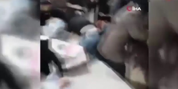 Görenler şaşkına döndü! Ucuz yorgan için birbirlerini ezdiler