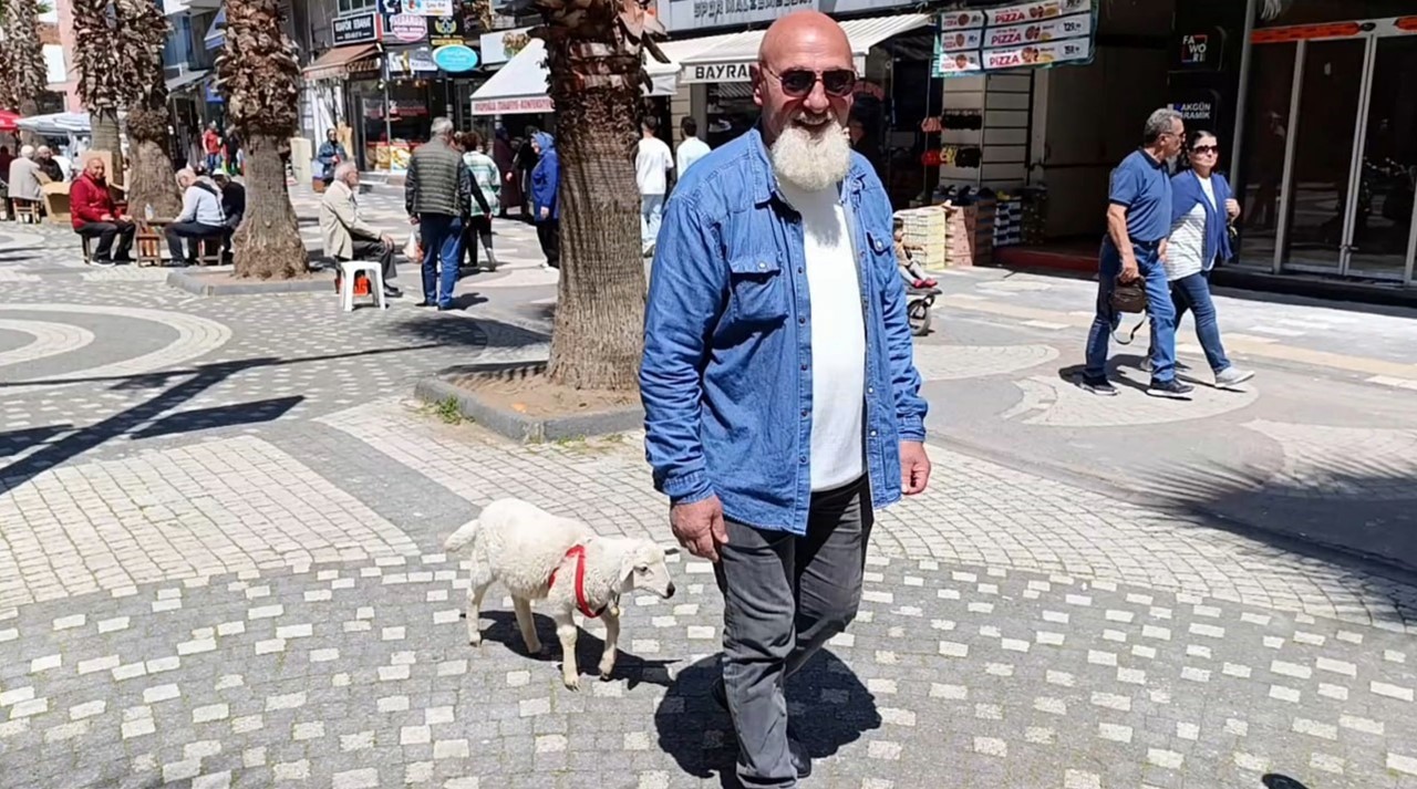 Görenler şaşkınlığını gizleyemiyor! Çocuğu gibi bakıyor