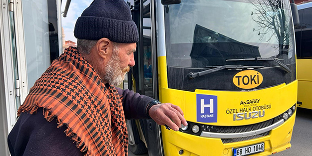 Görenler şaşkınlıklarını gizleyemiyor! Uluyarak otobüsleri yönlendiriyor