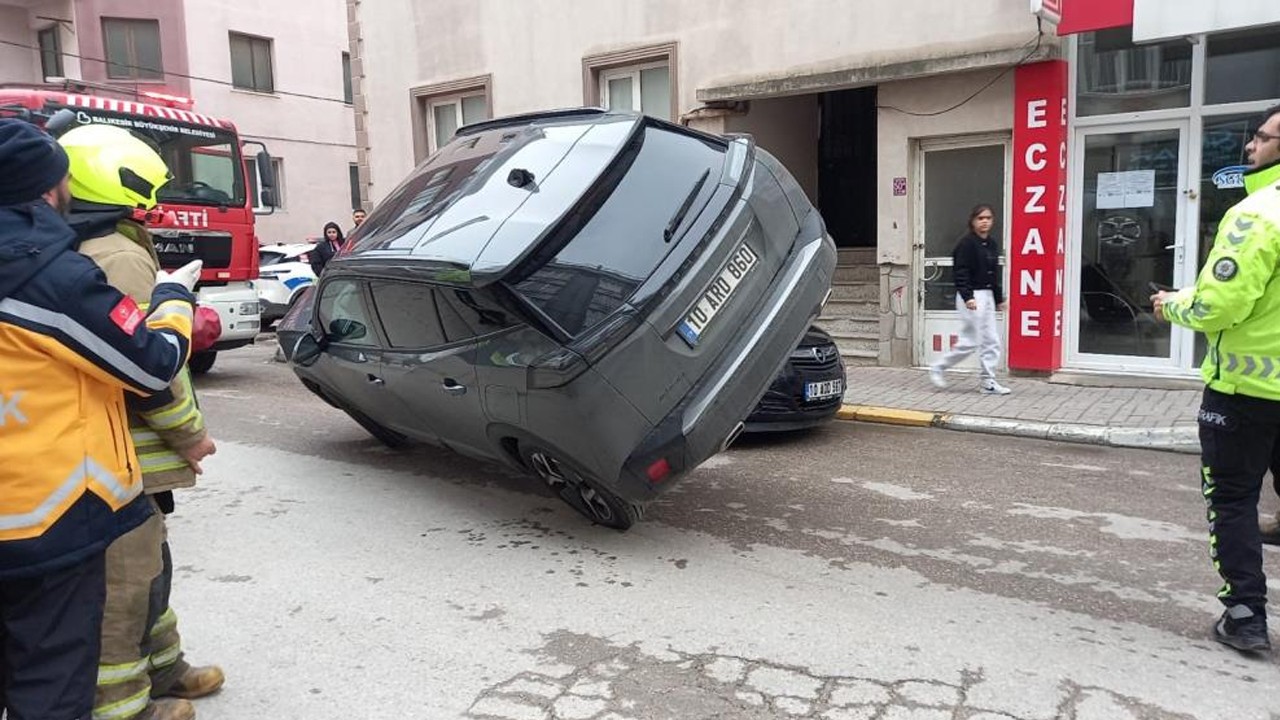 Görenler şaştı kaldı! Araç park halindeki otomobilin üzerine çıktı
