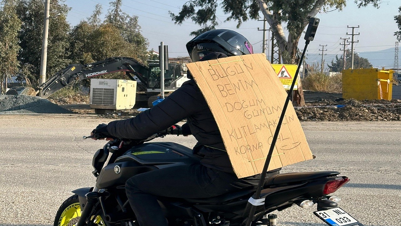 Görenler şaştı kaldı! Bakın sırtında neden karton var