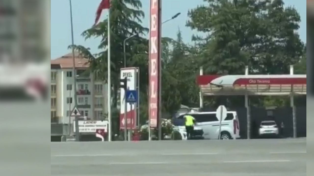 Görenler şaştı kaldı! Görev başındaki polise karga saldırısı