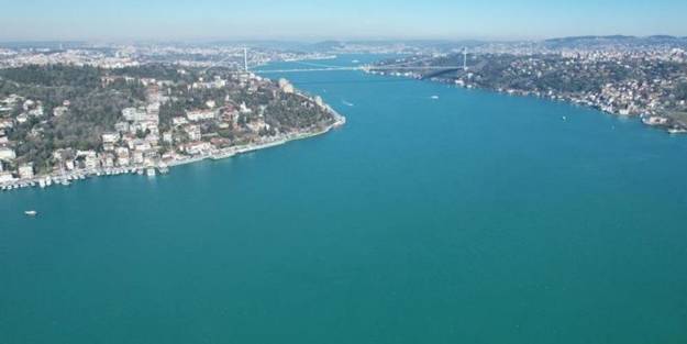 Görenler şaştı kaldı! İstanbul Boğazı'nın rengi değişti