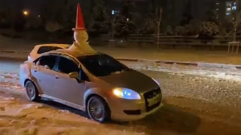 Görenler şaştı kaldı! ‘kardan adam’ şehir turunda…
