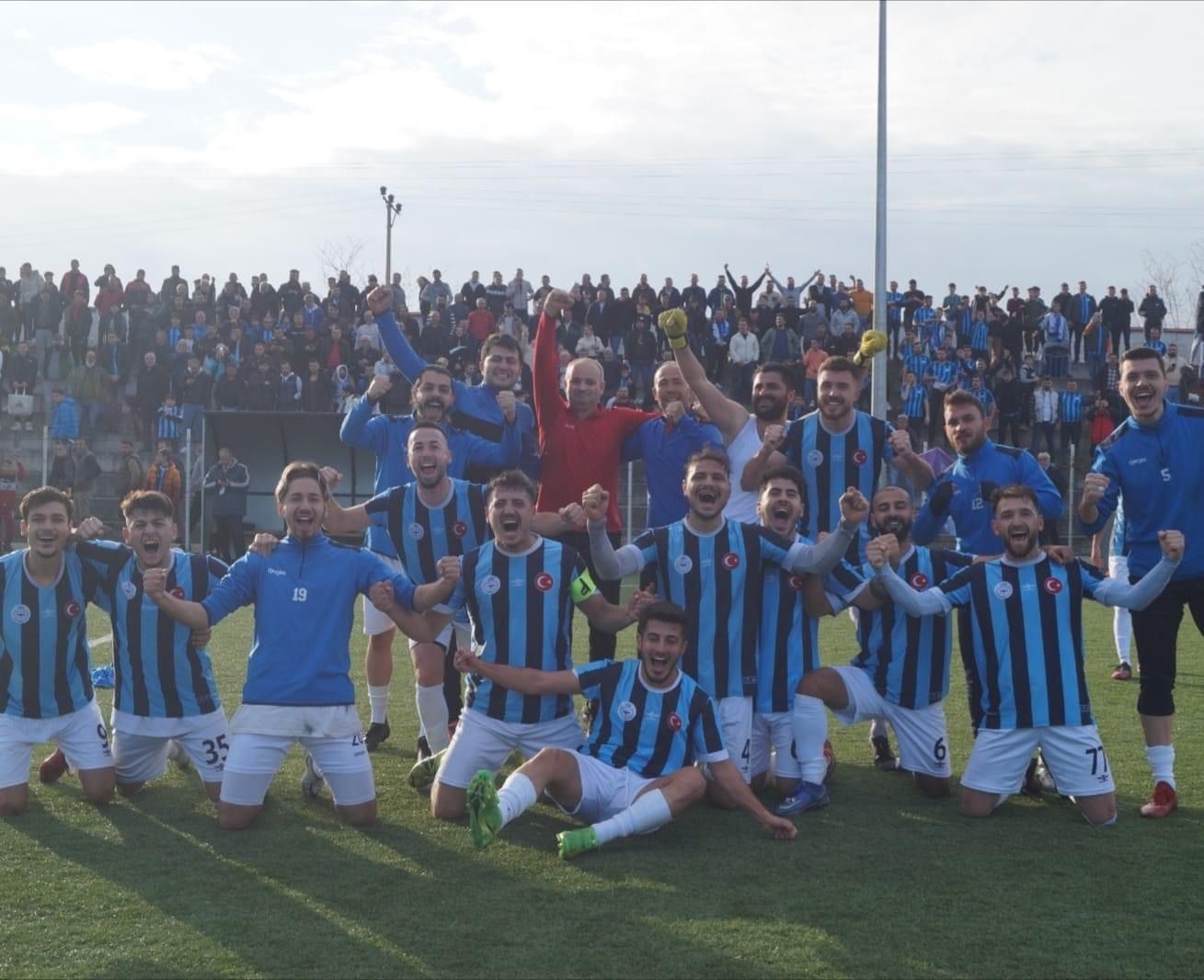 Görenler şaştı kaldı! O yöneticinin yeşil sahalara girişi yasaklandı! Vinç kiralayıp maçı izledi!