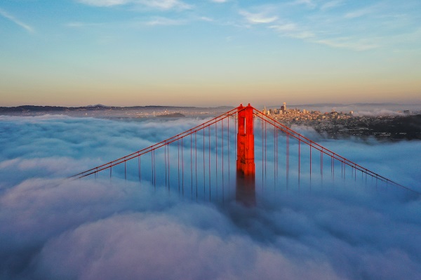 Görenler şaştı kaldı! Sis ünlü köprüyü böyle yuttu