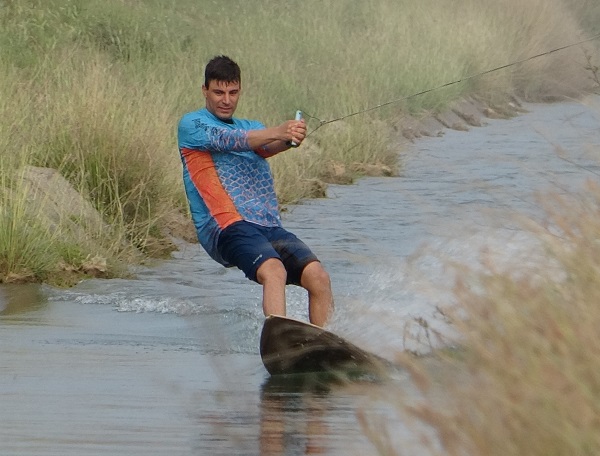 Görenler şaştı kaldı! Sulama kanalında traktörle sörf keyfi