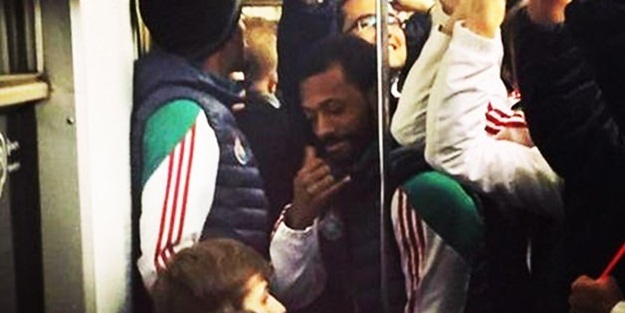 Görenler şaştı kaldı! Ünlü futbolcular metroda