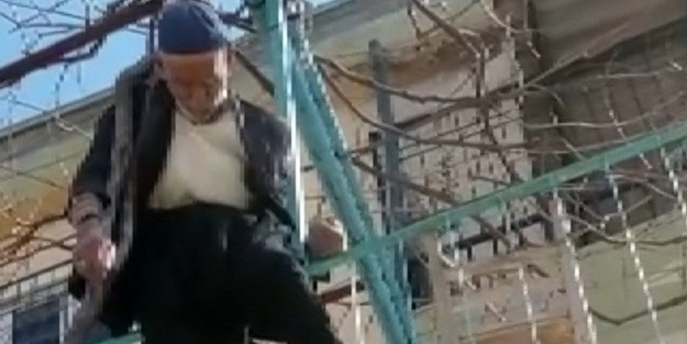 Görenler şok oldu! Yaşlı adam ağaçta asılı kaldı