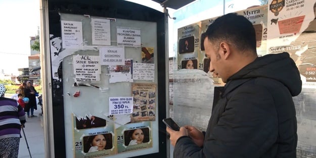 Görenler şoke oldu! Otobüs durağında böbrek ilanı