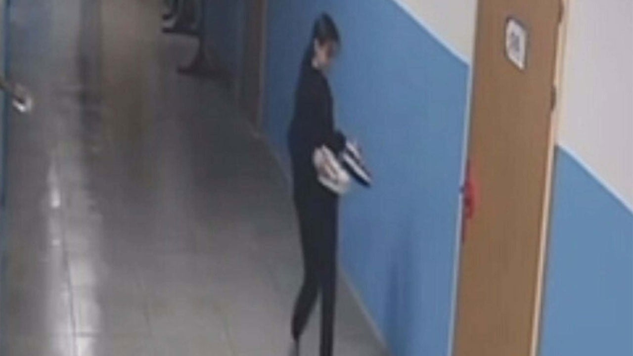 Görenler takdir etti! 11 yaşındaki öğrenciden ders niteliğinde davranış