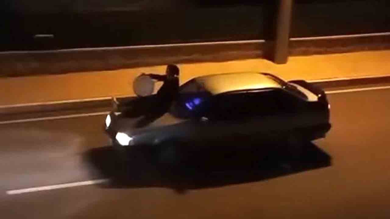 Görenler telefonlarına sarıldı: Bu da modern Ramazan davulcusu