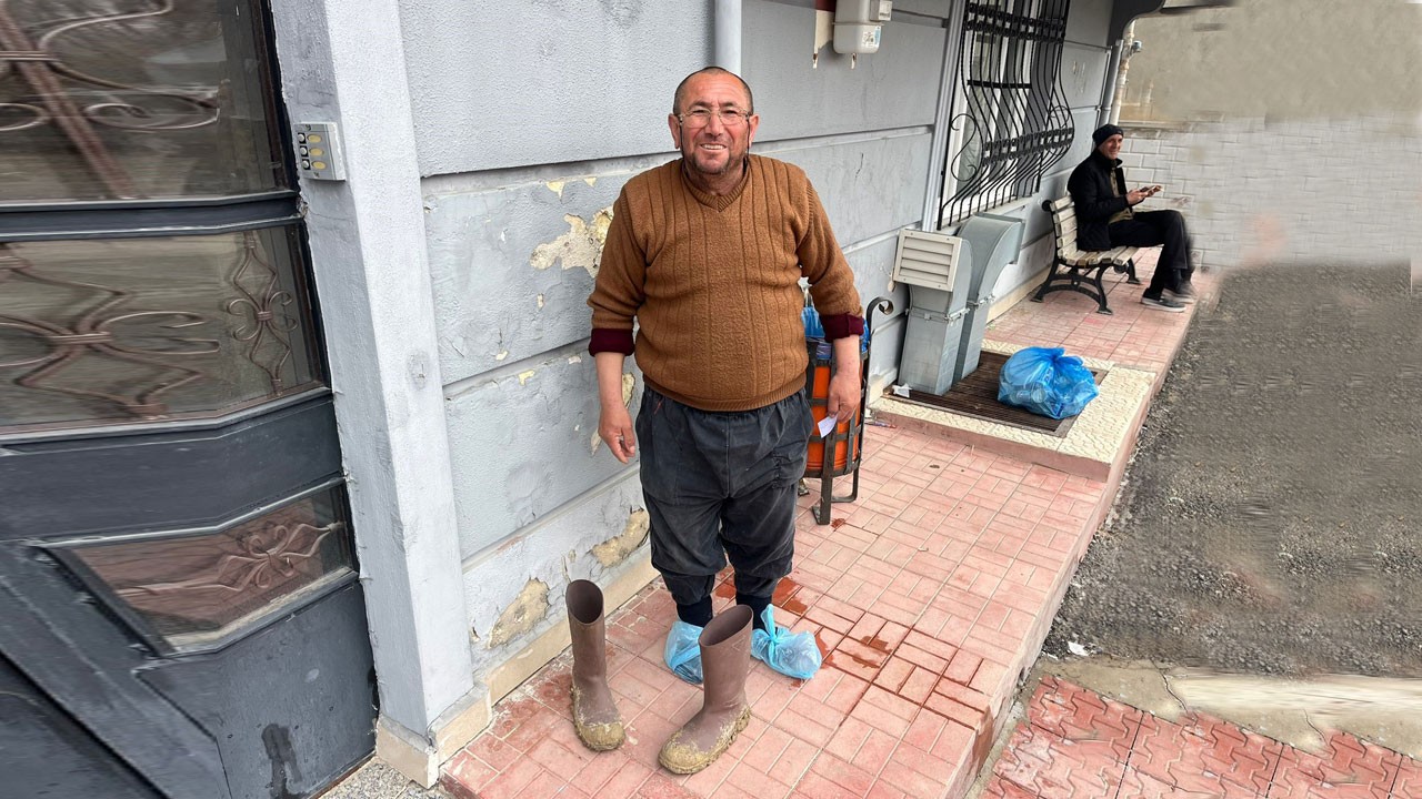 Görenlerin gözleri doldu! Kirli çizmeleriyle sağlık ocağına girmedi