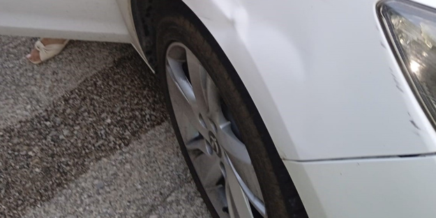 Görev başındaki polise araç çarptı