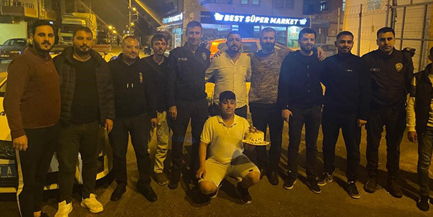 Görev başındaki polislere esnaftan sürpriz kutlama