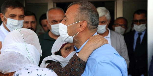 Görev yeri değişen vali, kentten ayrılırken hem ağladı hem ağlattı