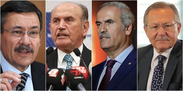 Görevden ayrılmalar bayrak değişimi