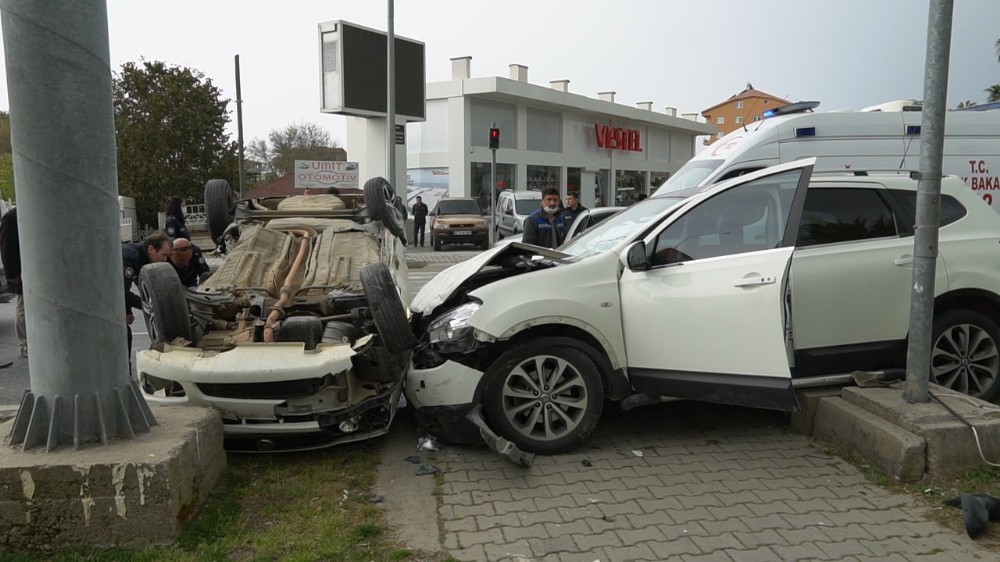 Göreve giden polisler kaza yaptı: 3 yaralı 