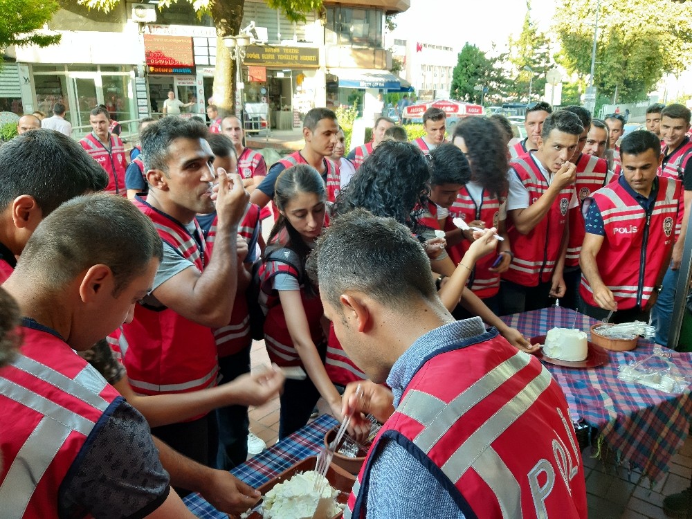Göreve yeni başlayan polislere manda yoğurdu ikramı 