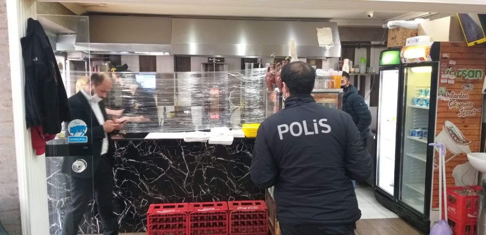 Görevi başında olanlara ücretsiz ikramda bulundular 