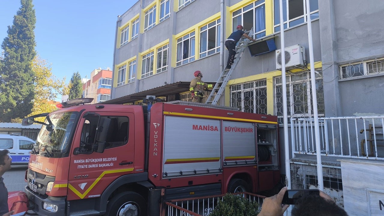 Görevliler kapıyı kilitleyip gitti, 3 çocuk okulda mahsur kaldı!