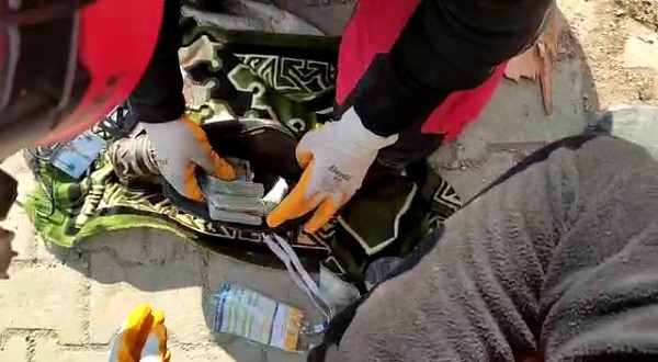 Görevlilere teslim edildi! Enkazdan çıkan para herkesi şaşırttı